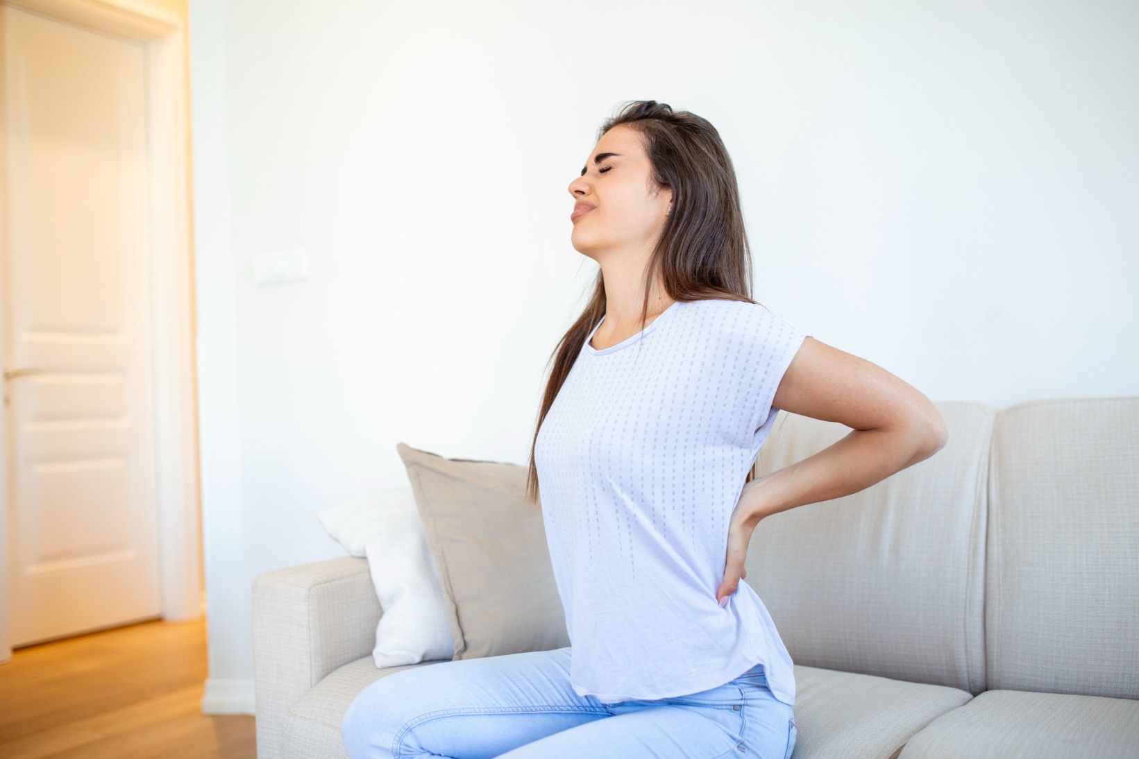 An orthopedic specialist explaining treatment for hip joint pain to an active adult patient in a clinic.