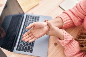 A wide-awake patient consulting with an orthopedic specialist before undergoing a comfortable WALANT surgery for a wrist condition.